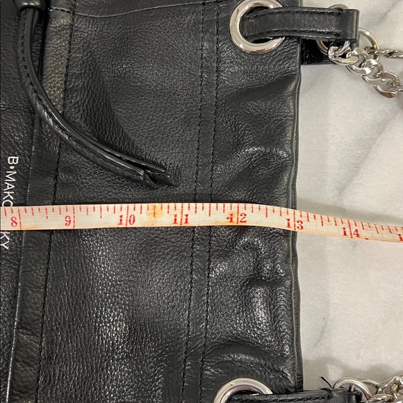 B Makowsky black leather shoulder handbag with silver chain - Picture 13 of 14